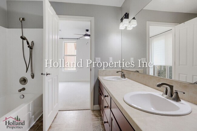 Building Photo - 6267 NE Carillion Dr