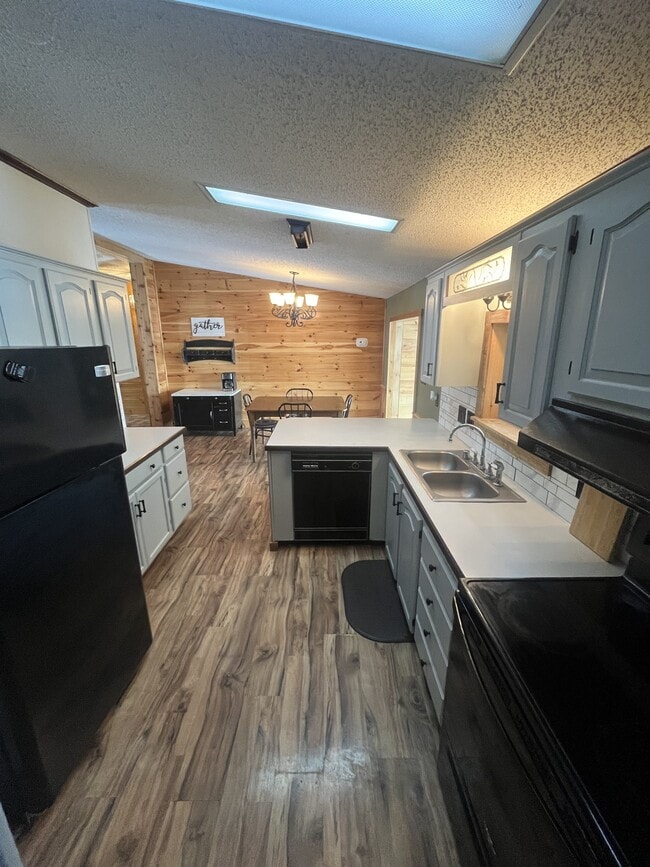 Building Photo - 12 Ray Dr