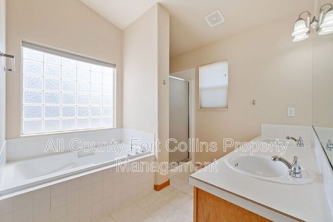 Building Photo - 7405 View Pointe Dr