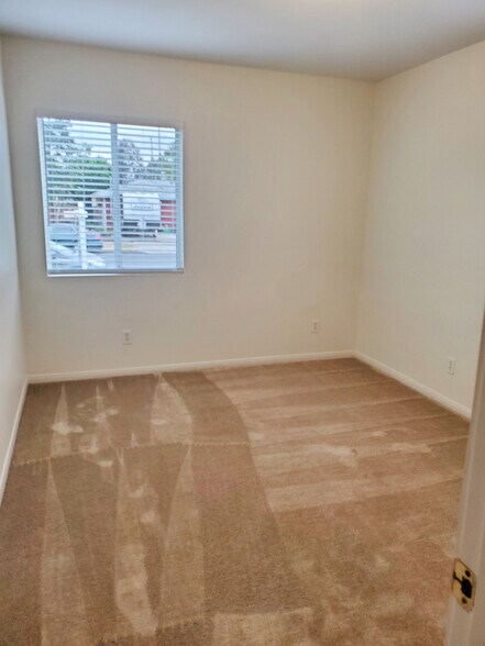 Carpet has been professionally cleaned - 17961 Lull St