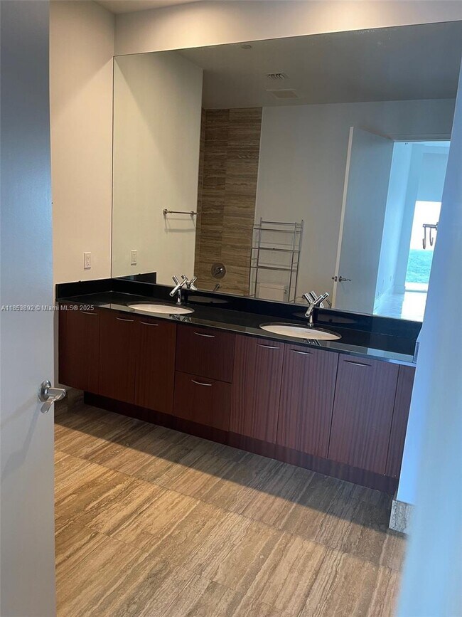 Building Photo - 15901 Collins Ave