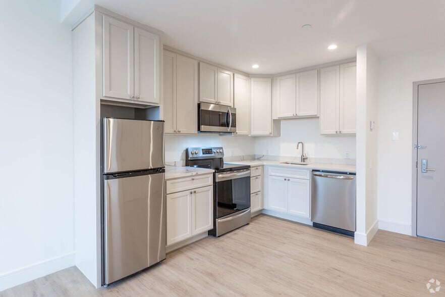 Delos- 1BR,1BA - 642SF-Kitchen - The Promenade at Valley Stream