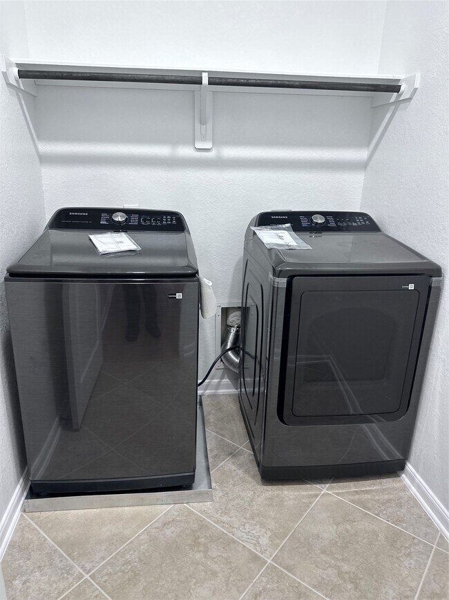 Building Photo - 23310 Isola St