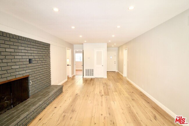 Building Photo - 5415 Coldwater Canyon Ave
