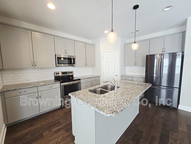 Building Photo - 554 Oakvale Ln