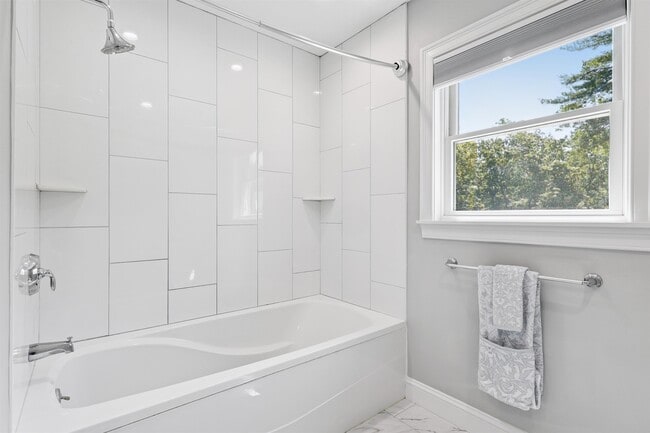 Building Photo - 22 Austin Ln