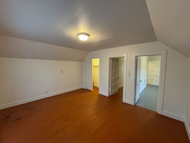 Building Photo - 2 Bedroom in Triplex Near Downtown and Campus