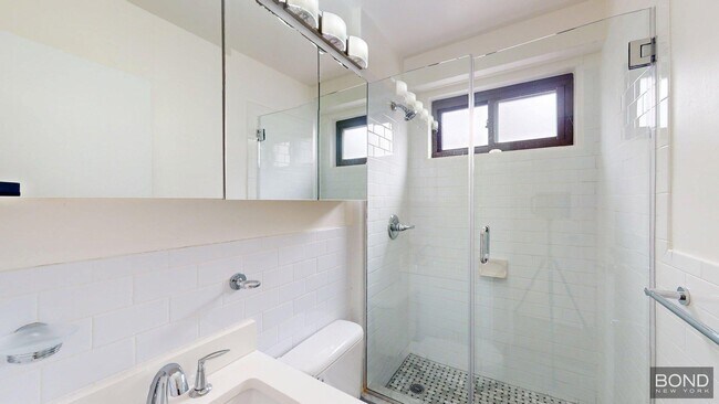 Building Photo - 401 E 88th St