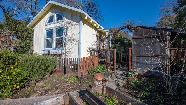 Building Photo - 2434 Humboldt St