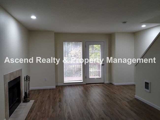 Building Photo - Price Reduced! Beautifully Updated 2 Level...