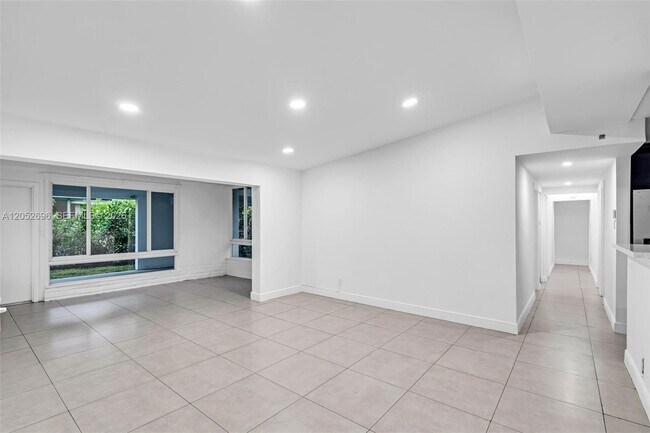 Building Photo - 1580 NE 139th St