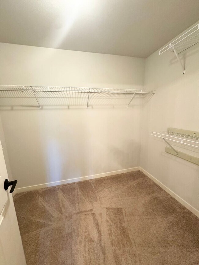 Building Photo - Spacious is Aqua Highlands one bedroom plu...