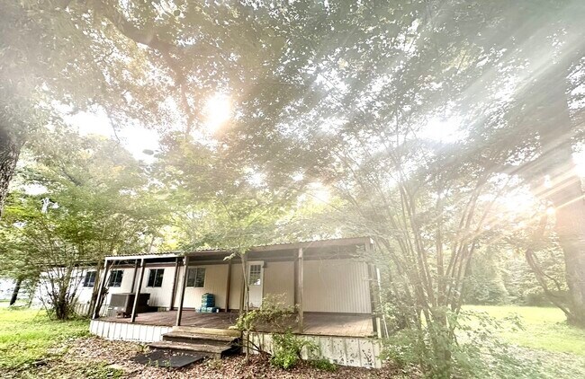 Building Photo - 933 S Pine Lake Rd