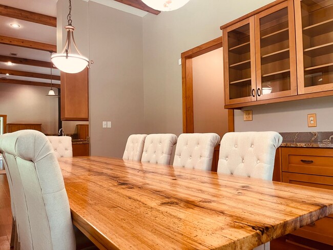 Building Photo - Charming 2 Bed, 2 Bath Custom Ranch on 5 P...