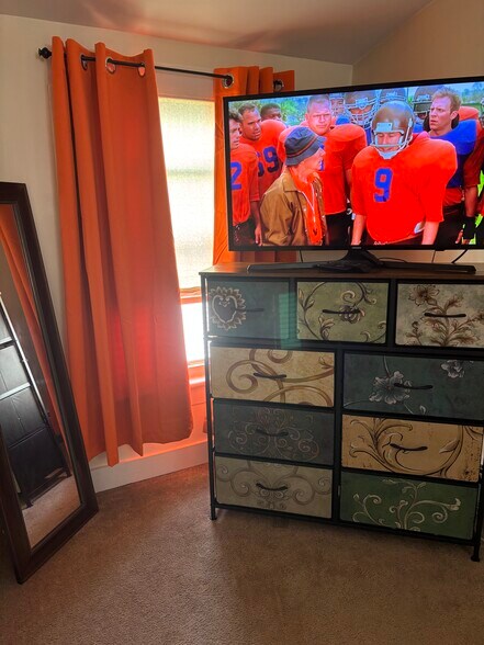 Building Photo - 285 Main St