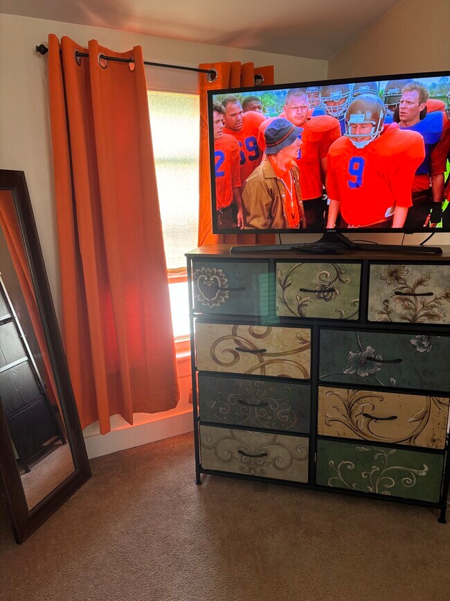 Building Photo - 285 Main St