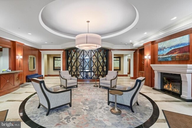 Building Photo - 8220 Crestwood Heights Dr