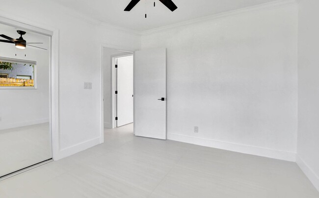 Building Photo - 832 SW 10th Ave