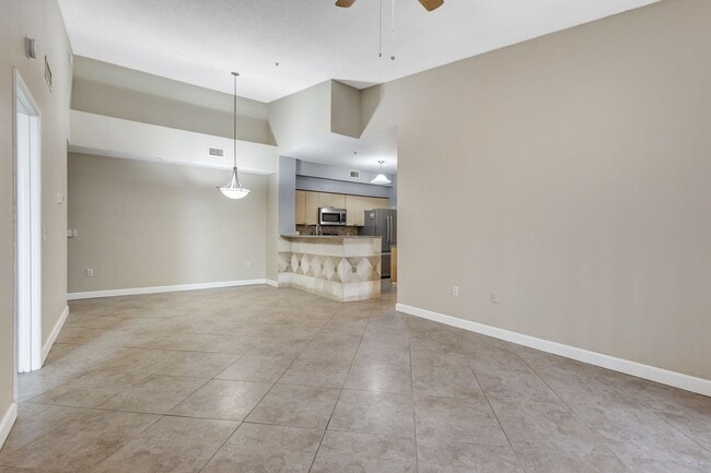 Building Photo - ** RESERVE AT NAPLES ** 3 BED / 2 BATH - TOP FLOOR CONDO - CENTRAL NAPLES - ANNUAL RENTAL