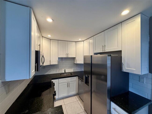 Building Photo - 530 NE 34th Ct