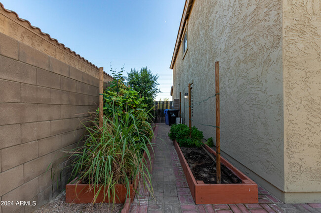 Building Photo - 6632 W Saguaro Park Ln