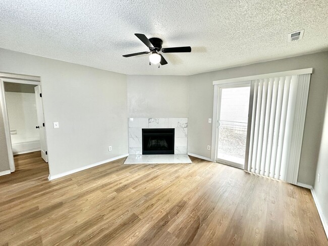 Building Photo - Welcome to Your Newly Renovated 2-Bedroom,...