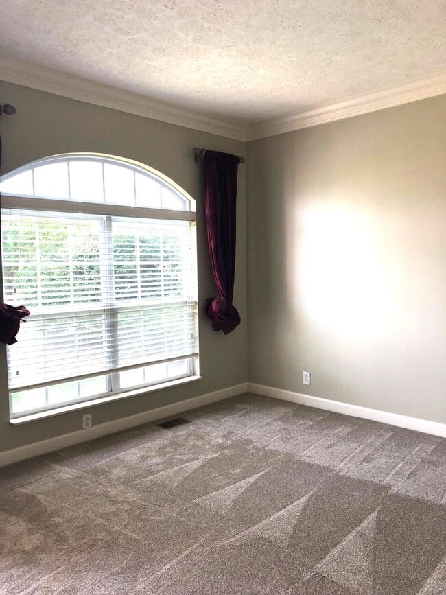 Building Photo - 4-Bedroom Home in Hendersonville!