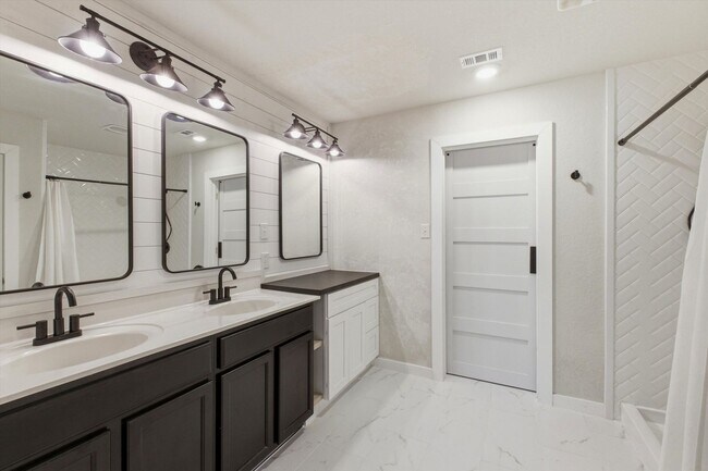 Building Photo - The Perfect Blend of Comfort and Community in Bulverde