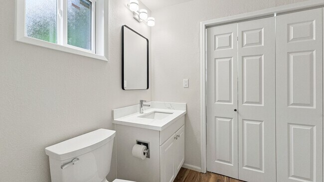 Building Photo - Updated 2-Bed Home Near Parks, Transit, and Light Rail