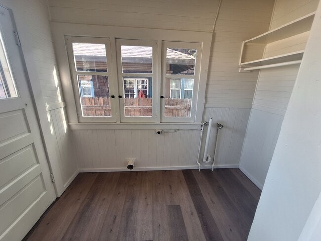 Building Photo - MUST SEE 1+ BEDROOM 1 BATH REMODLED