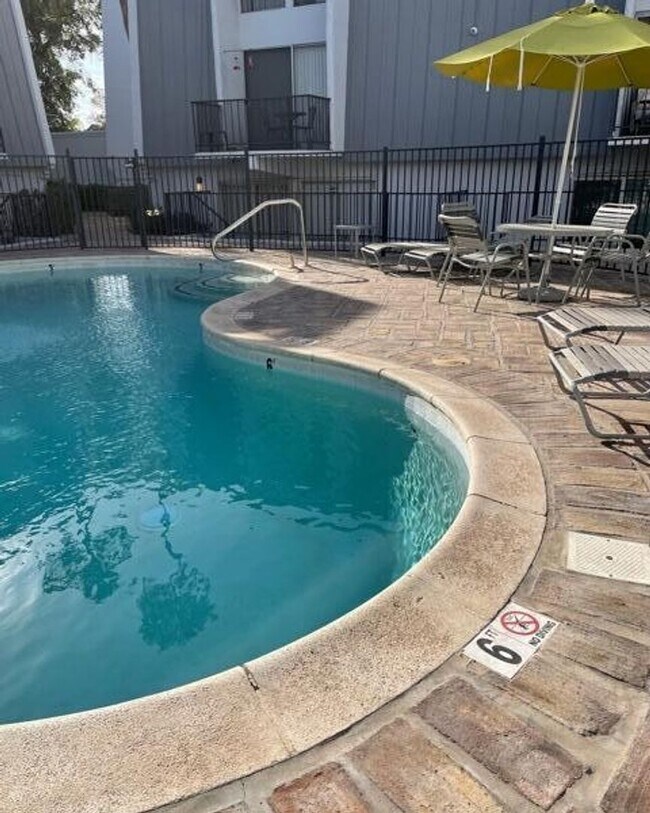 Building Photo - Option with 1 Month Free rent! 1 Bedroom with UTILITIES included!