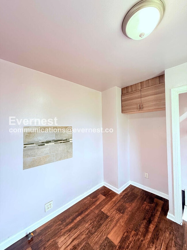 Building Photo - 3 Bed/1 Bath Home with Fenced Yard / Vouchers Accepted / Available Now!