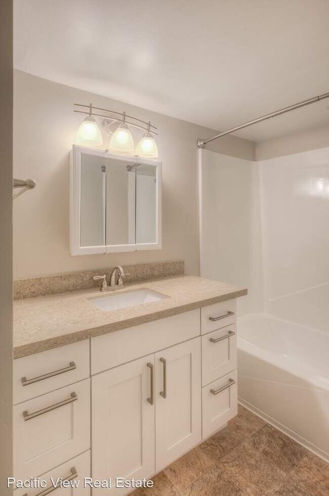 Building Photo - 802 15th Ave