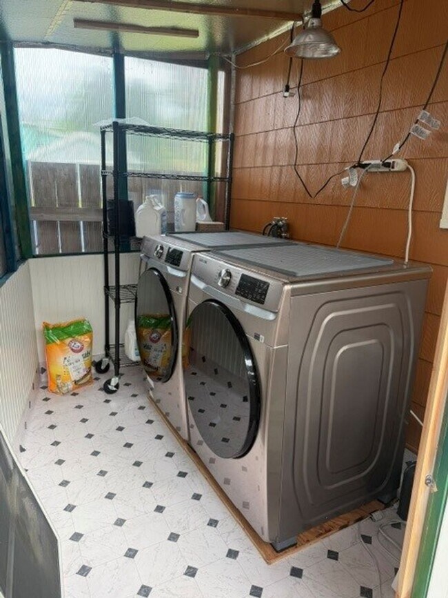 Building Photo - Cute and Cozy Newly Remodeled