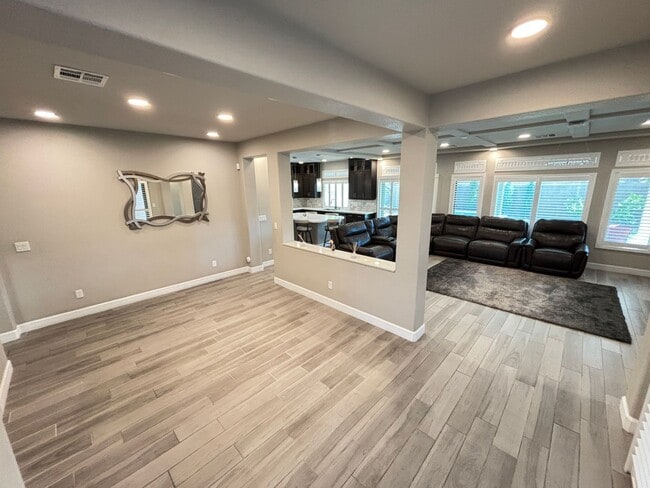 Building Photo - Contemporary 4Bed/3Bath/3 Car/+ Loft -residence located in the Silverado Ranch area