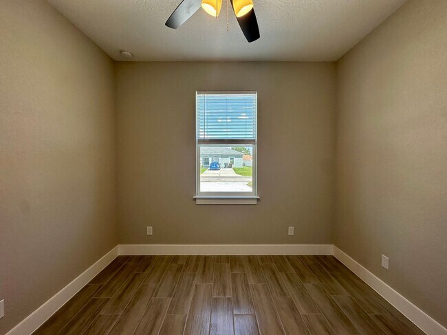Building Photo - Brand New Modern Duplex !