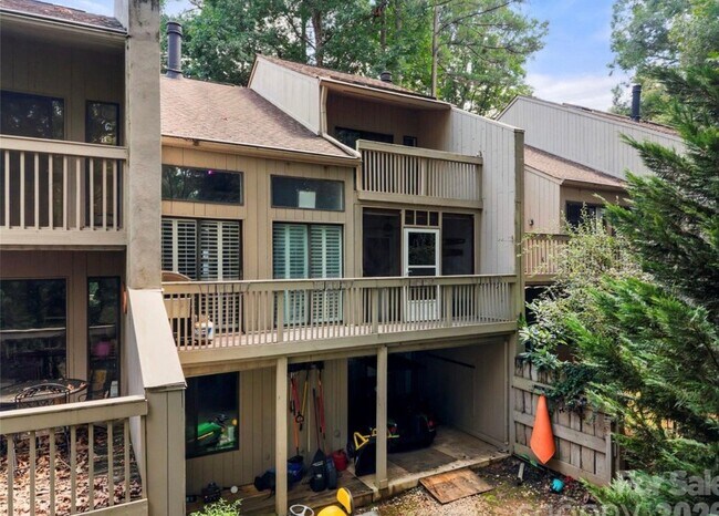Building Photo - 222 Riverview Terrace