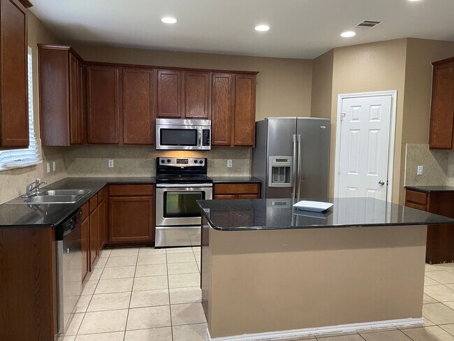 Building Photo - Available Now! Spacious & Well-Maintained ...
