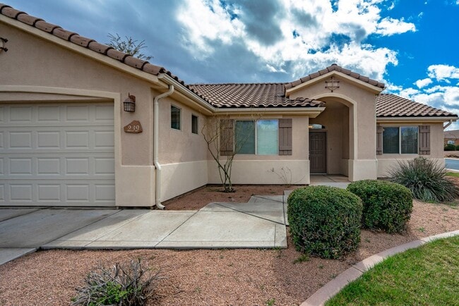 Building Photo - Dog Friendly 3 Bedroom Home In Painted Desert