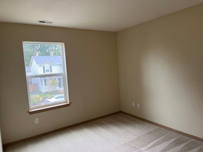 Building Photo - Large Puyallup rental 4 bedroom