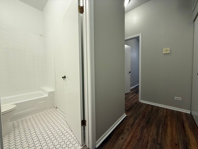 Building Photo - 556 W 37th St