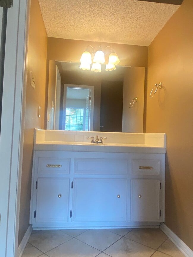 Building Photo - LARGE 4 BEDROOM BELTON ISD