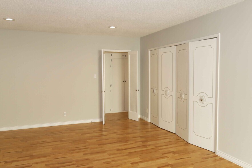 Building Photo - 1025 S Sherbourne Dr