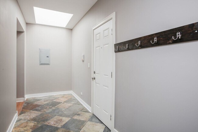 Building Photo - 3911 W Addison St