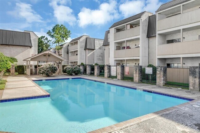 Building Photo - Two Bedroom Condo Near Med Center!