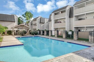 Building Photo - Two Bedroom Condo Near Med Center!