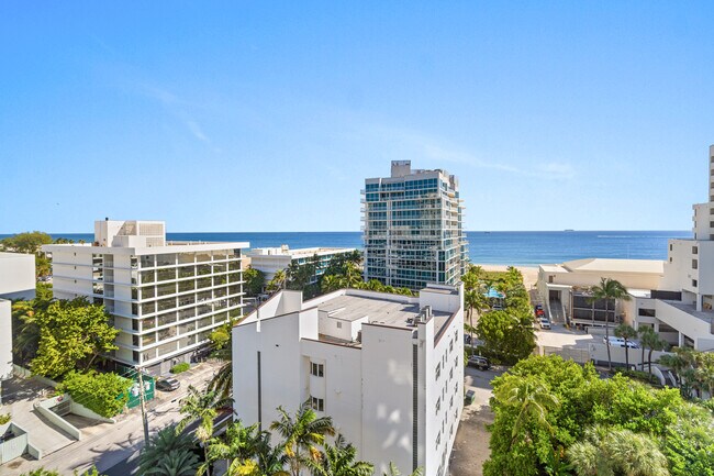 Building Photo - 3000 Holiday Dr