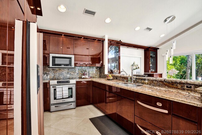 Building Photo - 1212 Hillsboro Mile