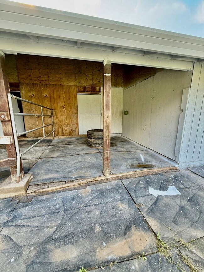 Building Photo - Unique Horse property with 2 units