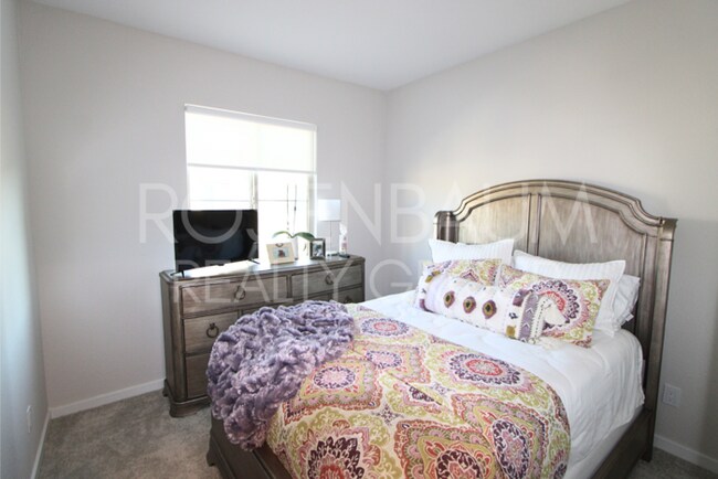 Building Photo - Stunning 3-beds, 2.5-baths townhome in the...